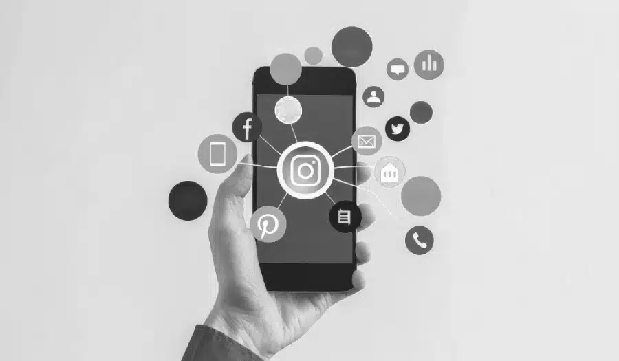 The Complete Guide to Blending Social Media with Traditional Marketing (1) The Complete Guide to Blending Social Media with Traditional Marketing (1)